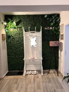 Sweet Home Apartament في بريدال: غرفة معيشة مع جدار أخضر مع مرآة