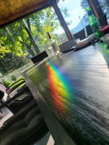 einen Regenbogen auf einem Tisch in einem Zimmer in der Unterkunft White Story in Brezoi