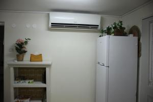 Una cocina con un refrigerador blanco y una ventana. en Golden Kosher Suite, en Kefar Weradim