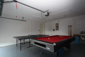 Habitación con mesa de billar y mesa de ping pong. en Elite Homes - Cumbrian Lakes en Kissimmee