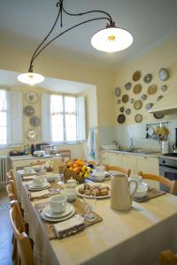 una cocina con una mesa con platos y tazas en Villa La Strega, en Siena