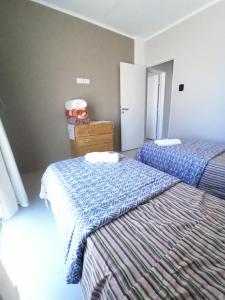 1 dormitorio con 2 camas y vestidor en Quinta La Balbina en Corrientes