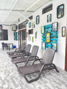 a row of chairs lined up against a wall at Casa vacacional #2 con vista al mar y piscina con 3 dormitorios , General Villamil Playas-Ecuador in Playas