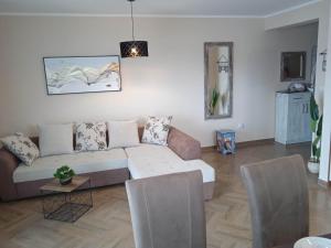 un soggiorno con divano e tavolo di Annabell apartman a Tivat