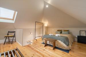 een slaapkamer op zolder met een bed en een raam bij Modern Design Duplex w/ Balcony in Porto
