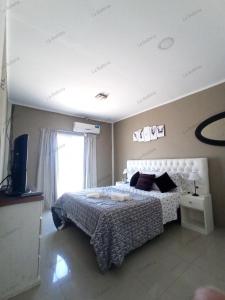 - une chambre avec un lit et une fenêtre dans l'établissement Quinta La Balbina, à Corrientes