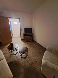Wohnung mit 2 Zimmern في Ballenberg: غرفة معيشة مع أريكة وطاولة