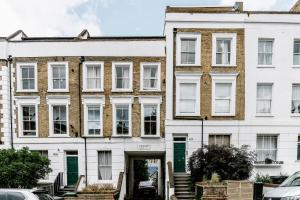 un edificio de apartamentos en Londres con una puerta verde en Design-led flat in Camden on quiet street, en Londres