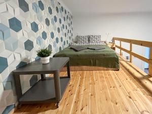 Un dormitorio con una cama y una mesa. en Colorful apartment next to Gozsdu and Synagogue, en Budapest