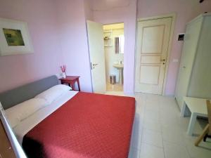 - une chambre avec un lit rouge et une salle de bains dans l'établissement afra Bed & Breakfast, à Castellabate