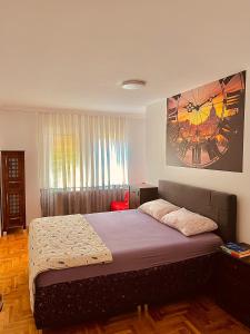sypialnia z łóżkiem z obrazem na ścianie w obiekcie Gërmia House - Prishtinë w mieście Sofalija