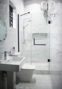 Ένα μπάνιο στο Sapphire Residences by Crystal