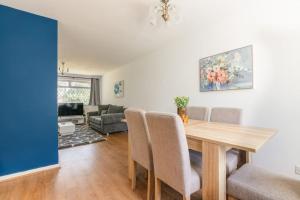 comedor y sala de estar con mesa y sillas en Comfy Home - Family en Birmingham