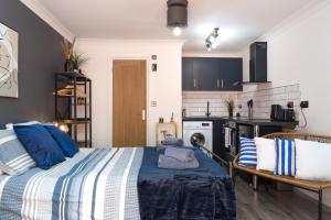 a bedroom with a bed and a kitchen at No5a, Studio Apartment, Willowbrook House in Bedworth