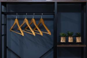 a rack with wooden hangers in a room at No5a, Studio Apartment, Willowbrook House in Bedworth