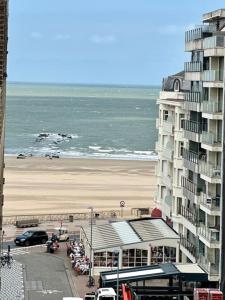 un edificio accanto a una spiaggia con un edificio di Bellini - Rubensplein - op 100 m van het strand a Knokke-Heist Altre 14 foto