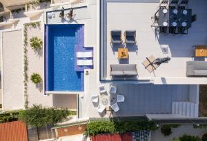 einem Luftblick auf ein Gebäude mit einem Pool in der Unterkunft Villa Julian with a heated pool in Trogir