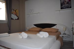sypialnia z łóżkiem z ręcznikami w obiekcie The Sea Stars w miejscowości Nea Kallikratia