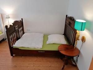Bergblick في كونيجشتاين آن دير إلب: سرير صغير مع طاولة ومصباح