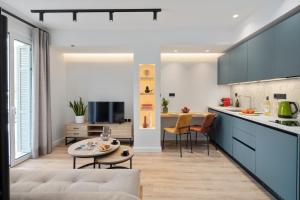 cocina y sala de estar con sofá y mesa en Apartment Annunziata en Corfú