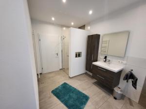 a bathroom with a sink and a mirror at Ferienwohnung an der Eiswiese in Ebern