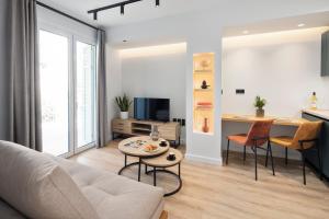 uma sala de estar com um sofá e uma mesa em Apartment Annunziata em Corfu Town