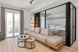 een woonkamer met een bank en een bed bij Apartment Annunziata in Corfu-stad