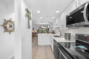 a kitchen with white cabinets and a stove top oven at EXECUTIVE BAY ISLAMORADA BY SOFLA VACATIONS in Islamorada