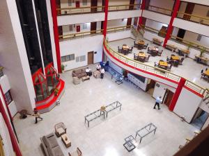 an overhead view of the lobby of a building at Taiwan Hotel in Ribeirão Preto