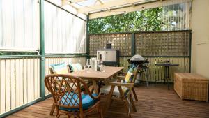 un patio con mesa y sillas en una terraza en Casa Merenda Daylesford en Daylesford