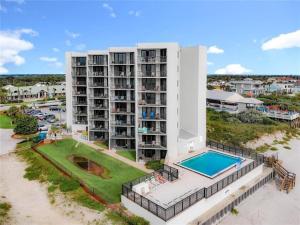 einen Luftblick auf ein großes Apartmenthaus mit Pool in der Unterkunft 1 Bedroom -1 Bath With Ocean Views At Ocean Trillium 302 in New Smyrna Beach