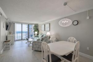 - une salle à manger et un salon avec une table et des chaises dans l'établissement 1 Bedroom -1 Bath Ocean View Condo At Ocean Trillium 503, à New Smyrna Beach