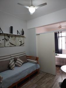 un soggiorno con un divano e un letto di Proximo a Ipanema e Arpoador,confortavel e util! a Rio de Janeiro