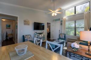 TV a/nebo společenská místnost v ubytování Dolphin Cove Cottage -2-2 Pet Friendly!