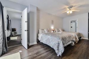 een slaapkamer met een bed en een plafondventilator bij Coastal Life 206 - A 2nd Floor Studio With 2 Single Beds in New Smyrna Beach