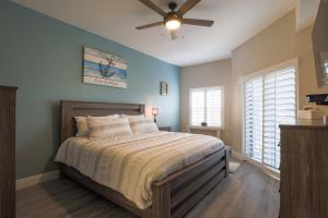 um quarto com uma cama e uma ventoinha de tecto em Stunning 2 Bedroom 2 Bath Oceanwalk Condo em New Smyrna Beach