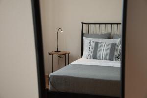 um quarto com uma cama e um candeeiro sobre uma mesa em Castle's Soul em Cavala