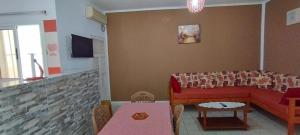 - un salon avec un canapé et une table dans l'établissement Résidence de la plage Ghar El Melh, à Ghār al Milḩ