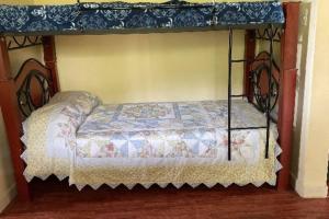 - une chambre avec un lit à baldaquin dans l'établissement Casa De Campo Donde Se Respira Aire puro., à Marsella