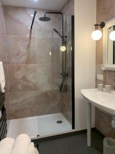un bagno con doccia e lavandino di Lumineux 2 pièces Vieil Antibes a Antibes