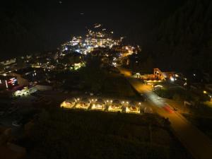 uitzicht op een stad 's nachts met verlichting bij Besega Bungalow in Uzungol