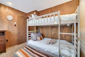 a bunk bed room with two bunk beds at Woodland Escape-0.6Mile to Lake Beach Pet Friendly in Lake Harmony