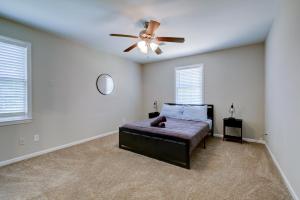 1 dormitorio con 1 cama y ventilador de techo en Enchanting 2-bedroom By The Lake, en Newnan