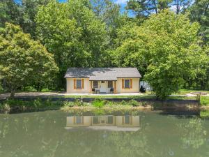 una casa en medio de un lago en Enchanting 2-bedroom By The Lake, en Newnan