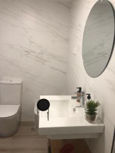 y baño con lavabo blanco y espejo. en Habitación con baño privado Bilbao, en Bilbao