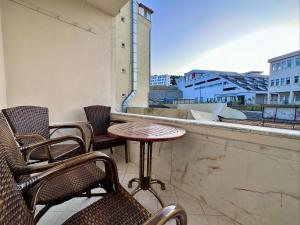 een tafel en stoelen op een balkon met uitzicht bij Mira Suite Apart in Trabzon