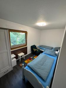 una piccola camera con due letti e una finestra di URLAUB mit HUND -Ferienwohnung "AhriBella"- a Glowe