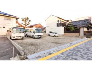 貝塚市にあるSunrise Inn - Vacation STAY 75396vの建物の隣の駐車場に駐車したバン2台 +23枚の写真