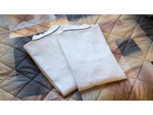 una servilleta blanca sentada sobre una cama en Sunrise Inn - Vacation STAY 75380v, en Kaizuka