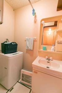 uma casa de banho com um lavatório e um espelho em Dream Misono - Vacation STAY 14776 em Sapporo